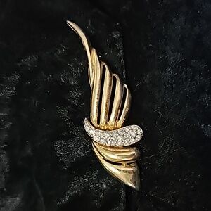 Goldtone Ladies Brooche with Rinestones great shape